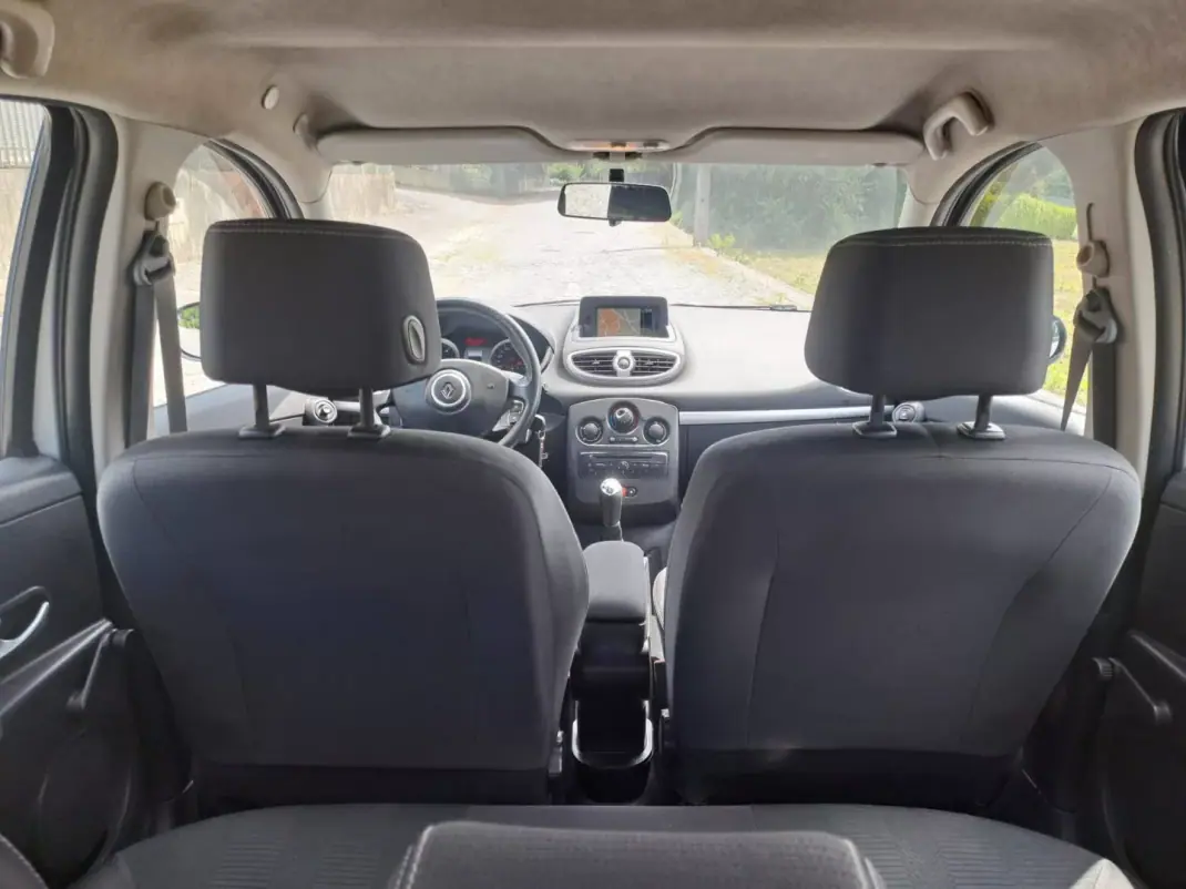 Renault Clio 2011 - 6500 EUR, 180000 km - AUTO.MOTO.pt - 180000km - foto 10 de 12