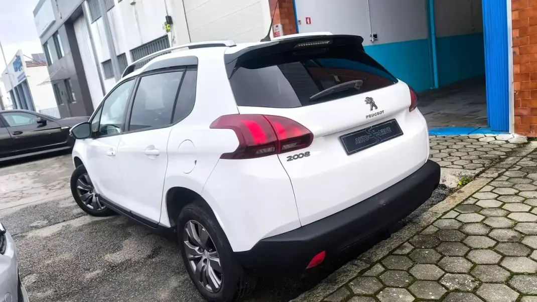 Peugeot 2008 2017 - 10900 EUR, 145000 km - AUTO.MOTO.pt - 145000km - foto 12 de 16