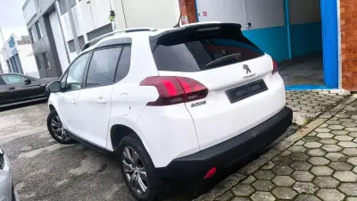 Peugeot 2008 2017 - 10900 EUR, 145000 km - AUTO.MOTO.pt - 145000km - foto 12 de 16