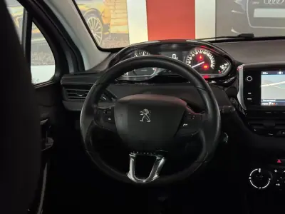Peugeot 208 2018 - 13500 EUR, 100609 km - AUTO.MOTO.pt - 100609km - foto 20 de 21