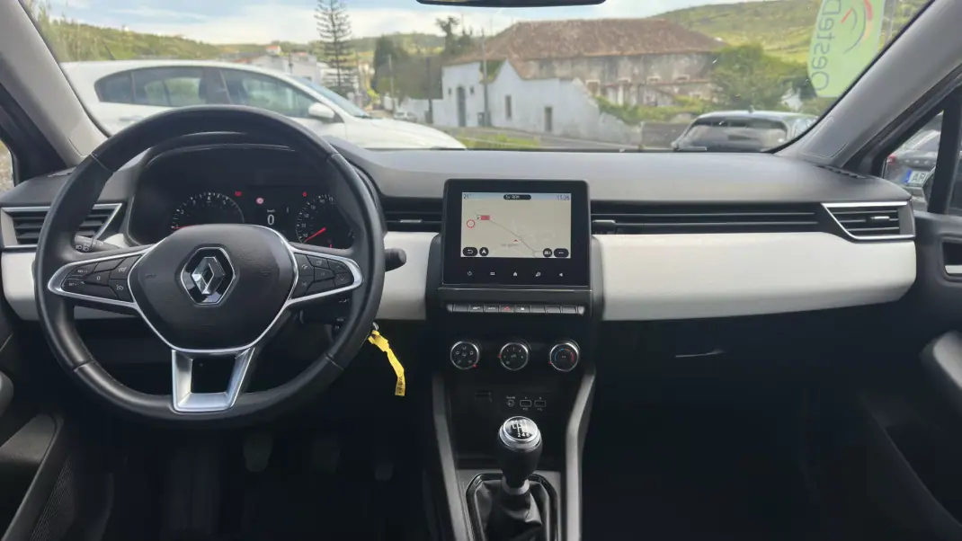 Renault Clio 2023 - 15900 EUR, 68000 km - AUTO.MOTO.pt - 68000km - foto 8 de 21