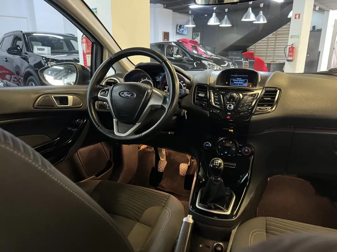 Ford Fiesta 2012 - 6490 EUR, 180000 km - AUTO.MOTO.pt - 180000km - foto 11 de 38