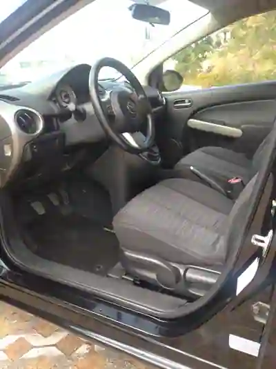 Mazda 2 2010 - 4700 EUR, 137880 km - AUTO.MOTO.pt - 137880km - foto 10 de 13