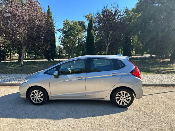 Honda Jazz 1.3 I-VTEC Comfort+Connect Navi 2019 Gasolina — 59 000 km · Lisboa Honda Jazz 1.3 I-VTEC Comfort+Connect Navi 2019 Gasolina