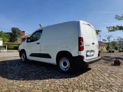 Peugeot Partner 1.5 BlueHDi Pro Standard 2021 - 13990 EUR, 113662 km - AUTO.MOTO.pt - 113662km - foto 4 de 10