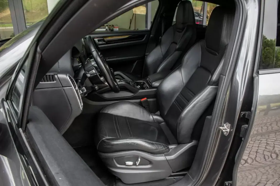 Porsche Cayenne Coupé 2020 - 69890 EUR, 126171 km - AUTO.MOTO.pt - 126171km - foto 28 de 45