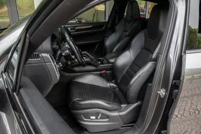 Porsche Cayenne Coupé 2020 - 69890 EUR, 126171 km - AUTO.MOTO.pt - 126171km - foto 28 de 45