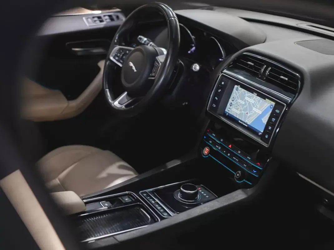 Jaguar F-Pace 2018 - 21490 EUR, 97465 km - 97465km - foto 19 de 26