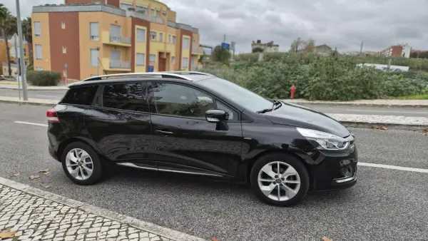Renault Clio Sport Tourer 2018 - 11890 EUR, 98000 km - AUTO.MOTO.pt - 98000km - foto 10 de 12