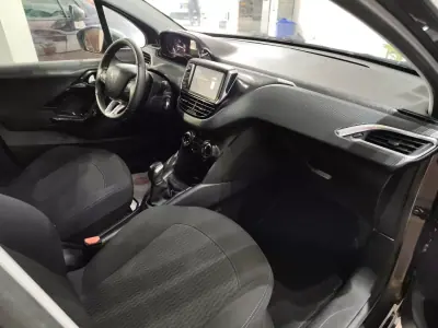 Peugeot 208 2019 - 10300 EUR, 58000 km - AUTO.MOTO.pt - 58000km - foto 22 de 25