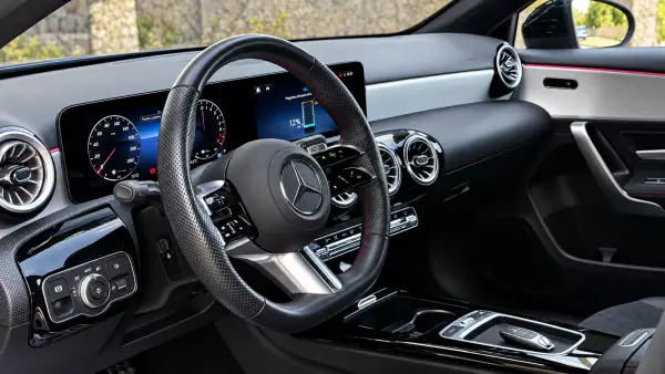 Mercedes-Benz A 250 Limousine e 8G-DCT AMG Line 2023 Híbrido Plug-In