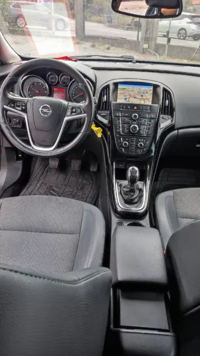 Opel Astra Sports Tourer 2016 - 9998 EUR, 162378 km - AUTO.MOTO.pt - 162378km - foto 18 de 28