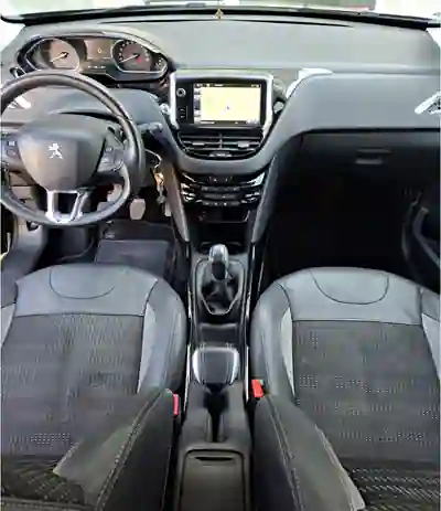 Peugeot 2008 2015 - 9100 EUR, 147000 km - AUTO.MOTO.pt - 147000km - foto 9 de 11