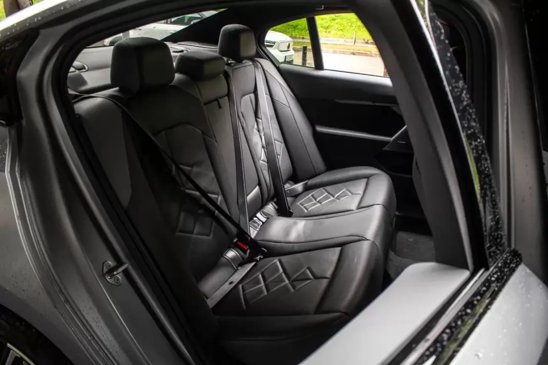 BMW i5 2023 - 74990 EUR, 17145 km - AUTO.MOTO.pt - 17145km - foto 43 de 60