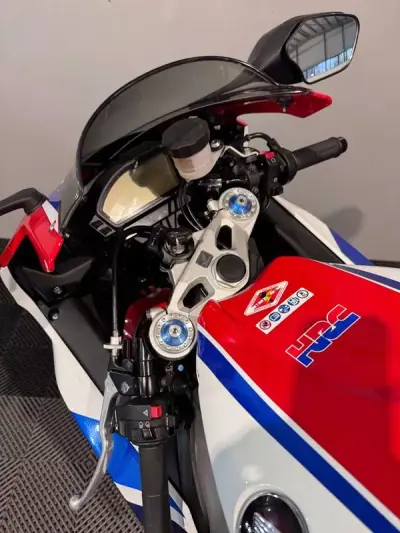 Honda CBR 1000RR 2015 - 14500 EUR, 33944 km - AUTO.MOTO.pt - 33944km - foto 13 de 21