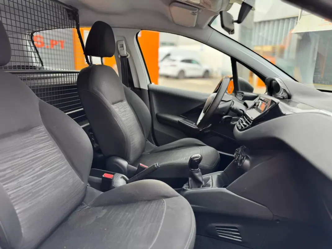 Peugeot 208 2015 - 6900 EUR, 234417 km - 234417km - foto 9 de 14