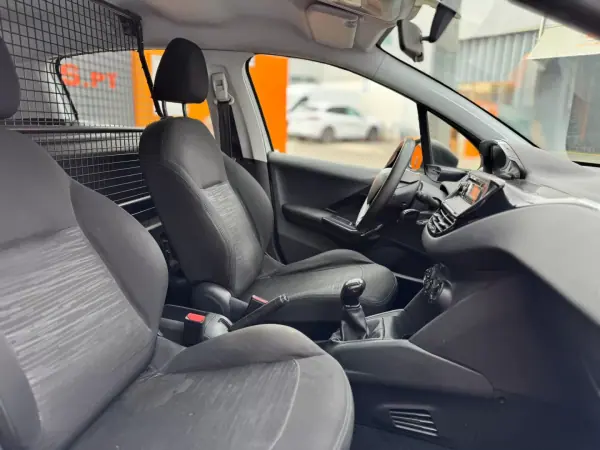 Peugeot 208 VAN 1.4 HDI 2015 - 6900 EUR, 234417 km - AUTO.MOTO.pt - 234417km - foto 9 de 14