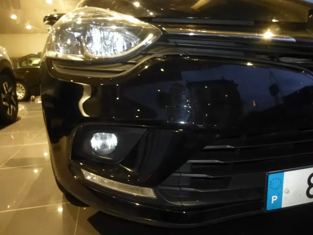 Renault Clio 2019 - 11700 EUR, 116904 km - AUTO.MOTO.pt - 116904km - foto 20 de 32