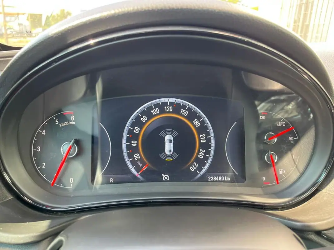 Opel Insignia Sports Tourer 2014 - 7500 EUR, 289000 km - AUTO.MOTO.pt - 289000km - foto 11 de 15