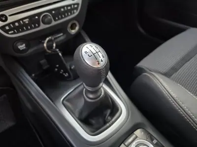 Renault Mégane Coupe 2011 - 8990 EUR, 234000 km - AUTO.MOTO.pt - 234000km - foto 22 de 33