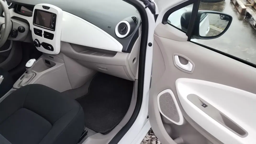 Renault Zoe 2019 - 12500 EUR, 70000 km - AUTO.MOTO.pt - 70000km - foto 20 de 28