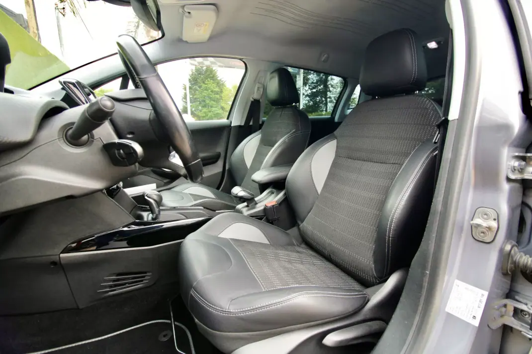 Peugeot 2008 2017 - 12900 EUR, 100000 km - AUTO.MOTO.pt - 100000km - foto 13 de 27