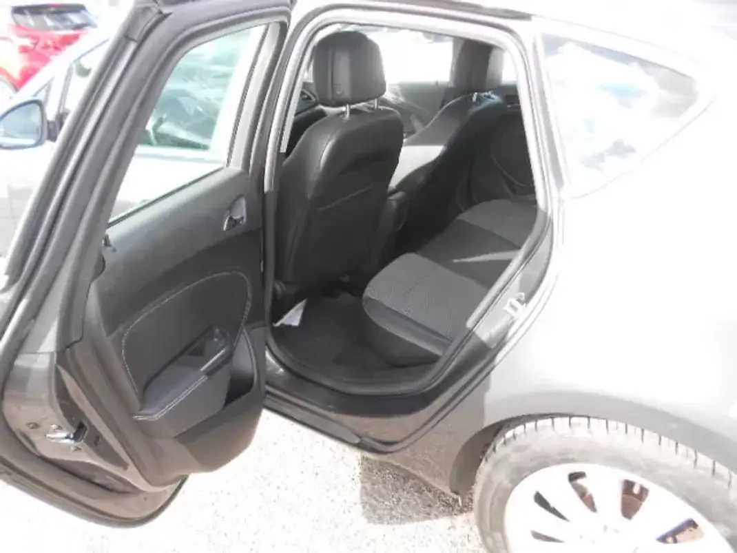 Opel Astra 2011 - 7900 EUR, 213201 km - AUTO.MOTO.pt - 213201km - foto 8 de 11
