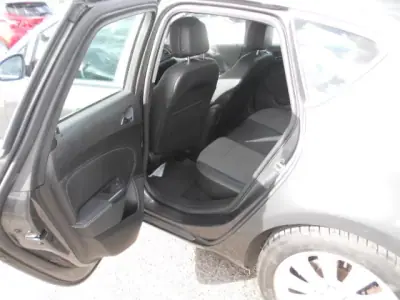 Opel Astra 2011 - 7900 EUR, 213201 km - AUTO.MOTO.pt - 213201km - foto 8 de 11