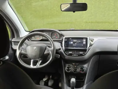 Peugeot 208 2016 - 8900 EUR, 178000 km - AUTO.MOTO.pt - 178000km - foto 8 de 21