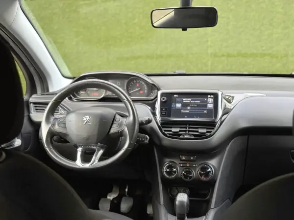 Peugeot 208 2016 - 8900 EUR, 178000 km - AUTO.MOTO.pt - 178000km - foto 8 de 21
