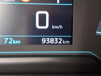 Peugeot e-2008 2021 - 18700 EUR, 93832 km - 93832km - foto 6 de 24