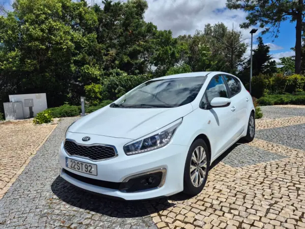 Kia Ceed 2017 - 13250 EUR, 92215 km - AUTO.MOTO.pt - 92215km - foto 3 de 23