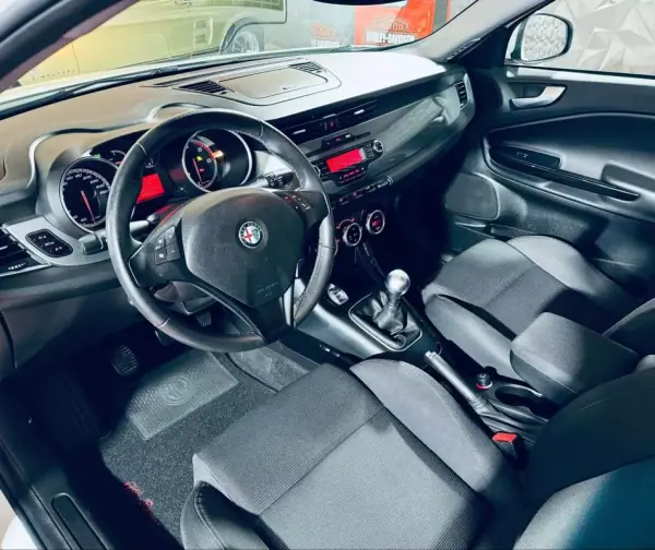 Alfa Romeo Giulietta 2012 - 13750 EUR, 119336 km - AUTO.MOTO.pt - 119336km - foto 20 de 35