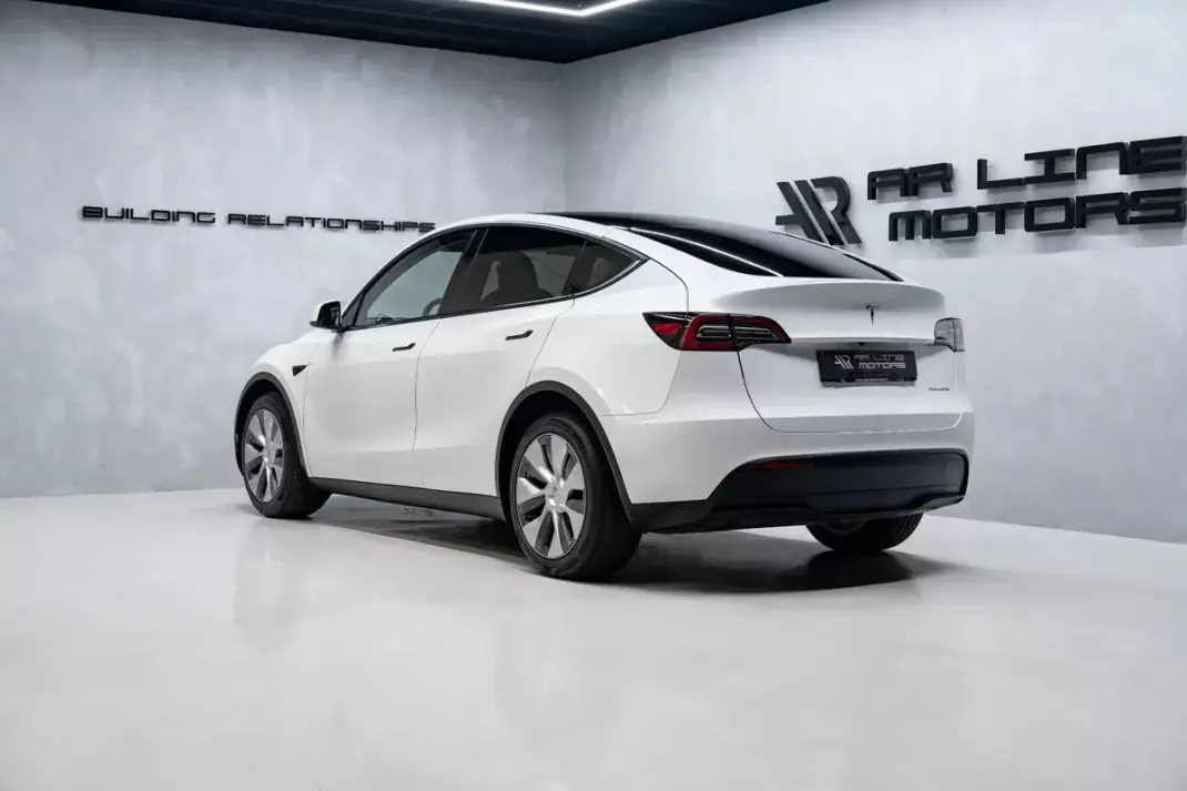 Tesla Model Y 2023 - 35950 EUR, 57000 km - 57000km - foto 9 de 49