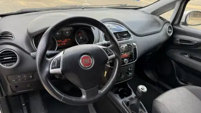 Fiat Punto 2015 - 9500 EUR, 170000 km - AUTO.MOTO.pt - 170000km - foto 16 de 34