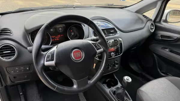Fiat Punto 2015 - 9000 EUR, 170000 km - AUTO.MOTO.pt - 170000km - foto 16 de 34