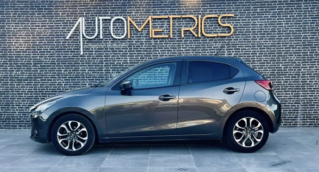 Mazda 2 2016 - 10900 EUR, 140000 km - AUTO.MOTO.pt - 140000km - foto 6 de 12