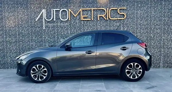 Mazda 2 2016 - 10900 EUR, 140000 km - AUTO.MOTO.pt - 140000km - foto 6 de 12