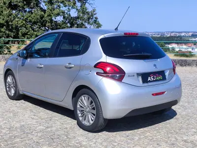 Peugeot 208 2017 - 7500 EUR, 183274 km - AUTO.MOTO.pt - 183274km - foto 9 de 23