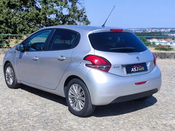 Peugeot 208 2017 - 7500 EUR, 183274 km - AUTO.MOTO.pt - 183274km - foto 9 de 23