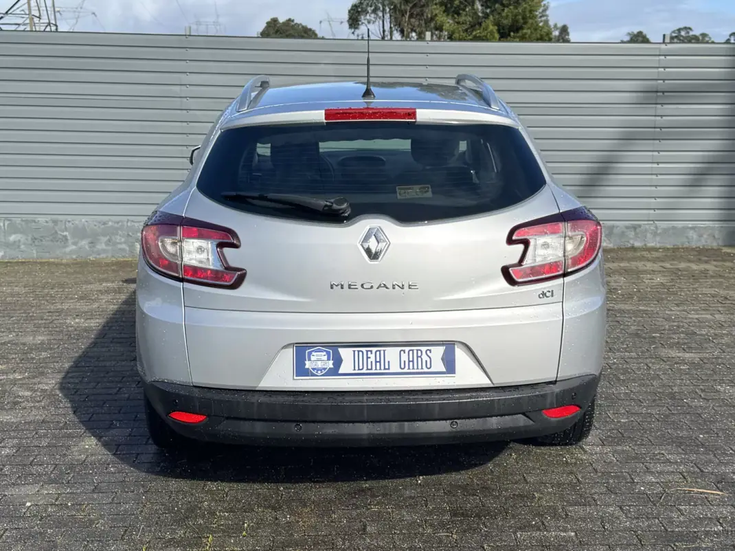 Renault Mégane Break 2011 - 7950 EUR, 226000 km - AUTO.MOTO.pt - 226000km - foto 4 de 6