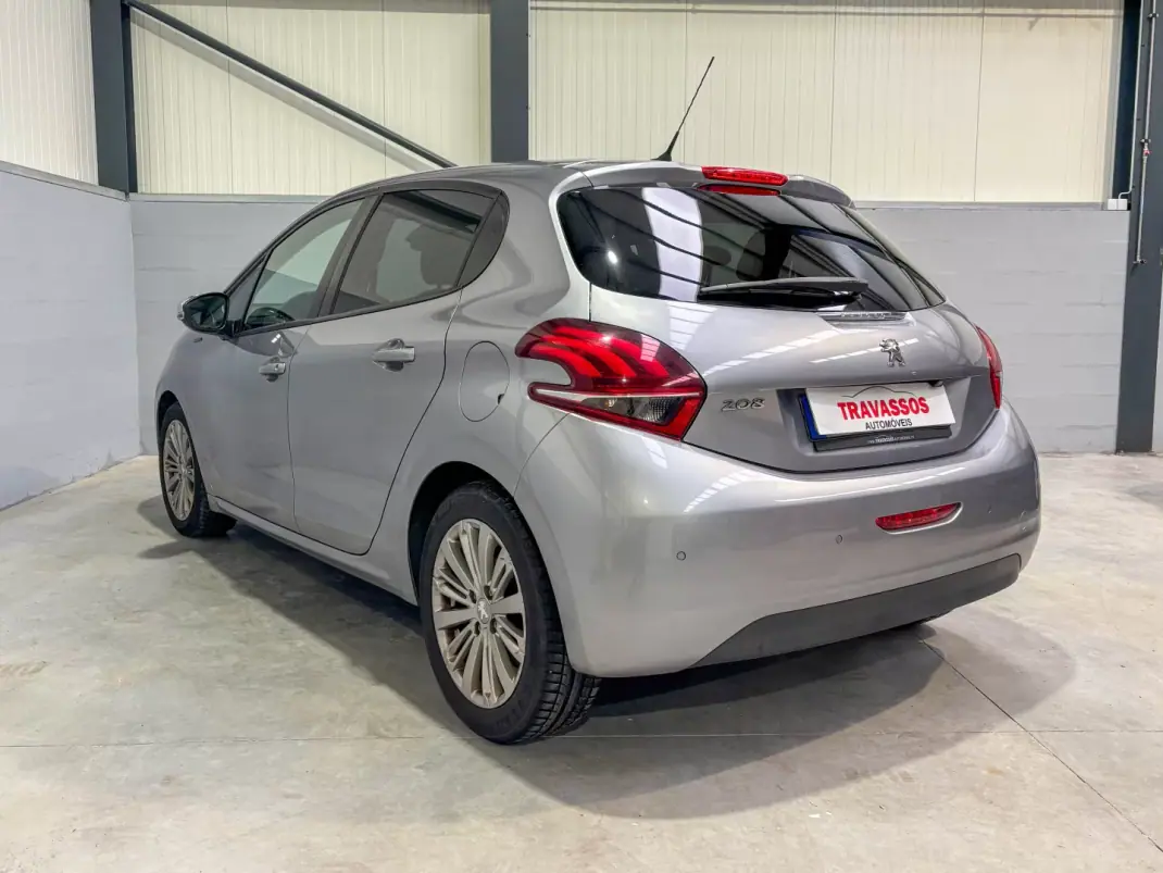 Peugeot 208 2019 - 12200 EUR, 165480 km - AUTO.MOTO.pt - 165480km - foto 10 de 12