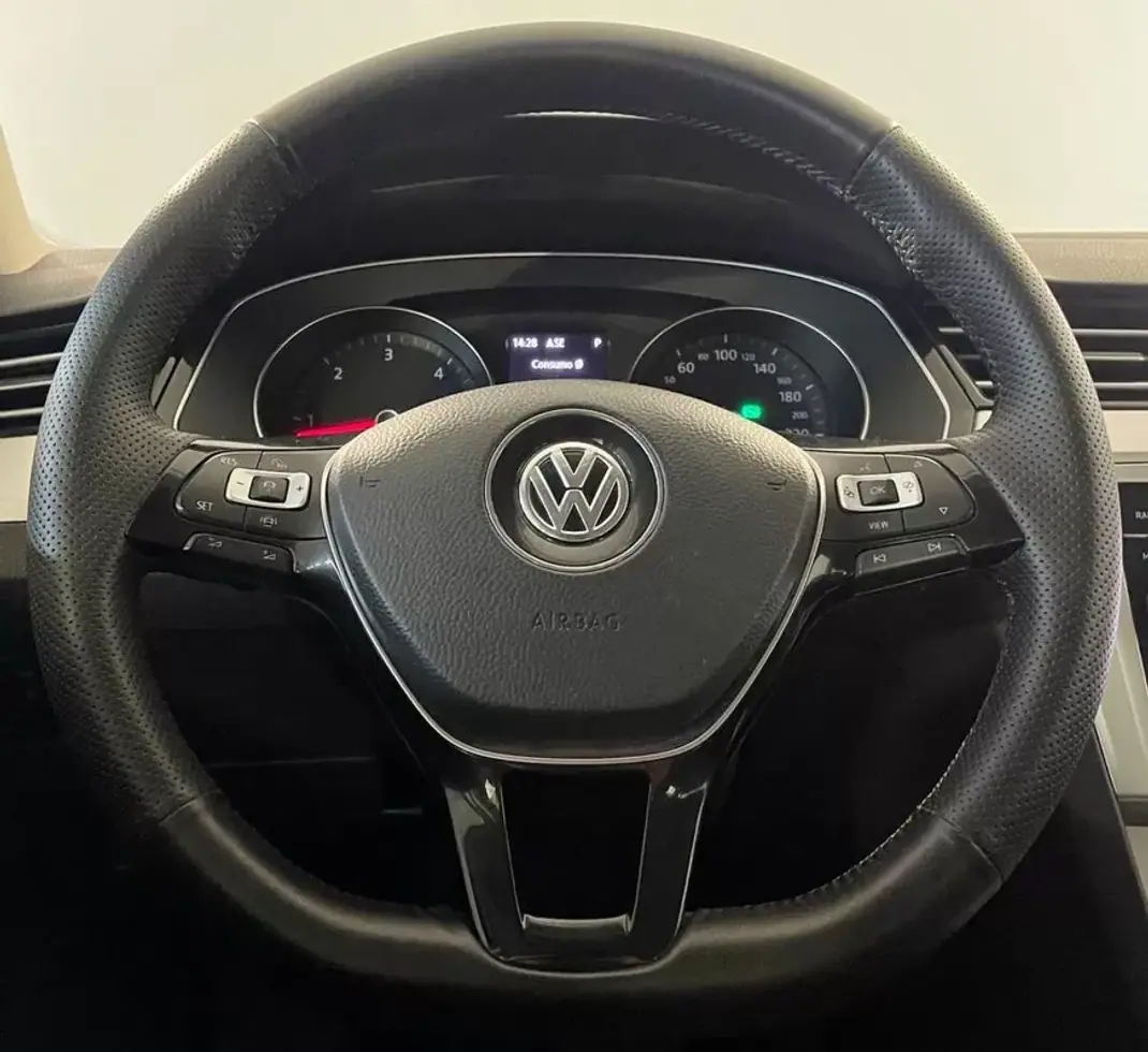 Volkswagen Passat Variant 2019 - 15750 EUR, 257000 km - AUTO.MOTO.pt - 257000km - foto 9 de 33