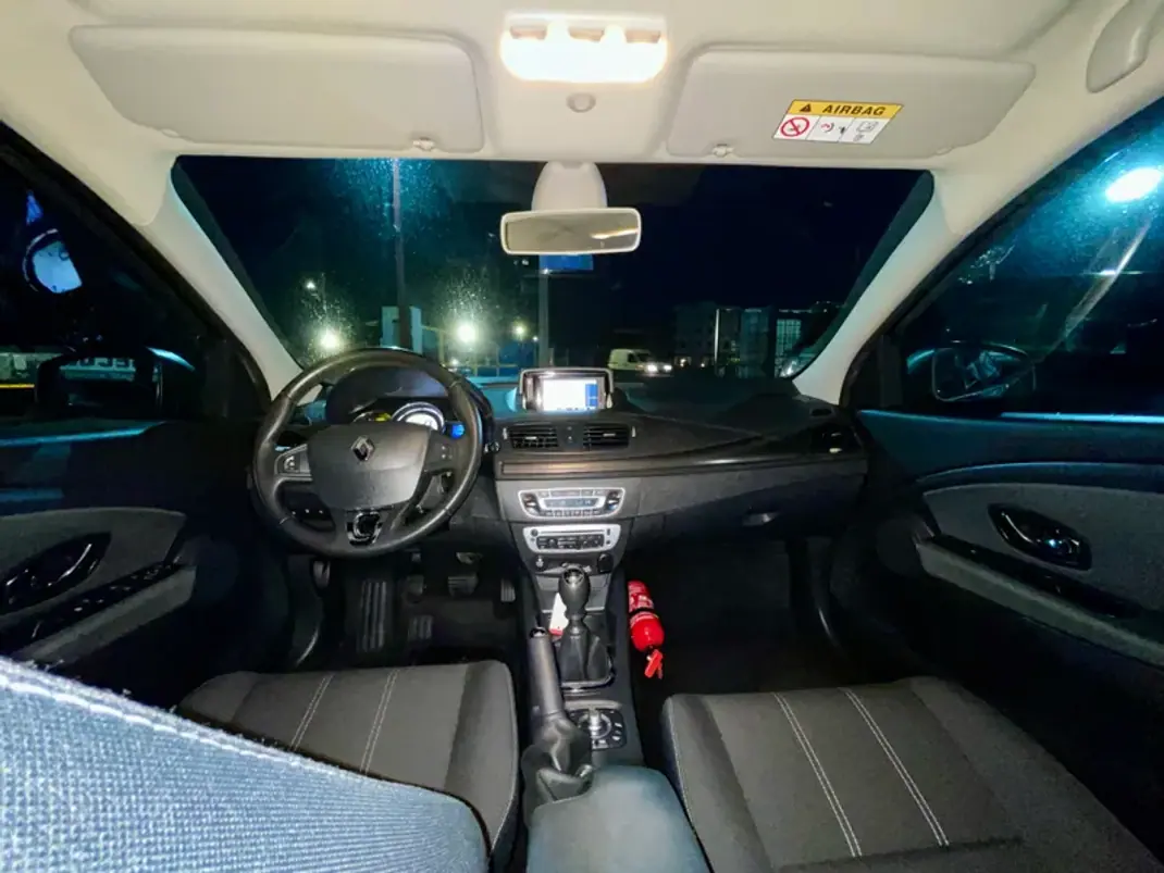 Renault Mégane Sport Tourer 2015 - 12350 EUR, 155869 km - AUTO.MOTO.pt - 155869km - foto 18 de 25