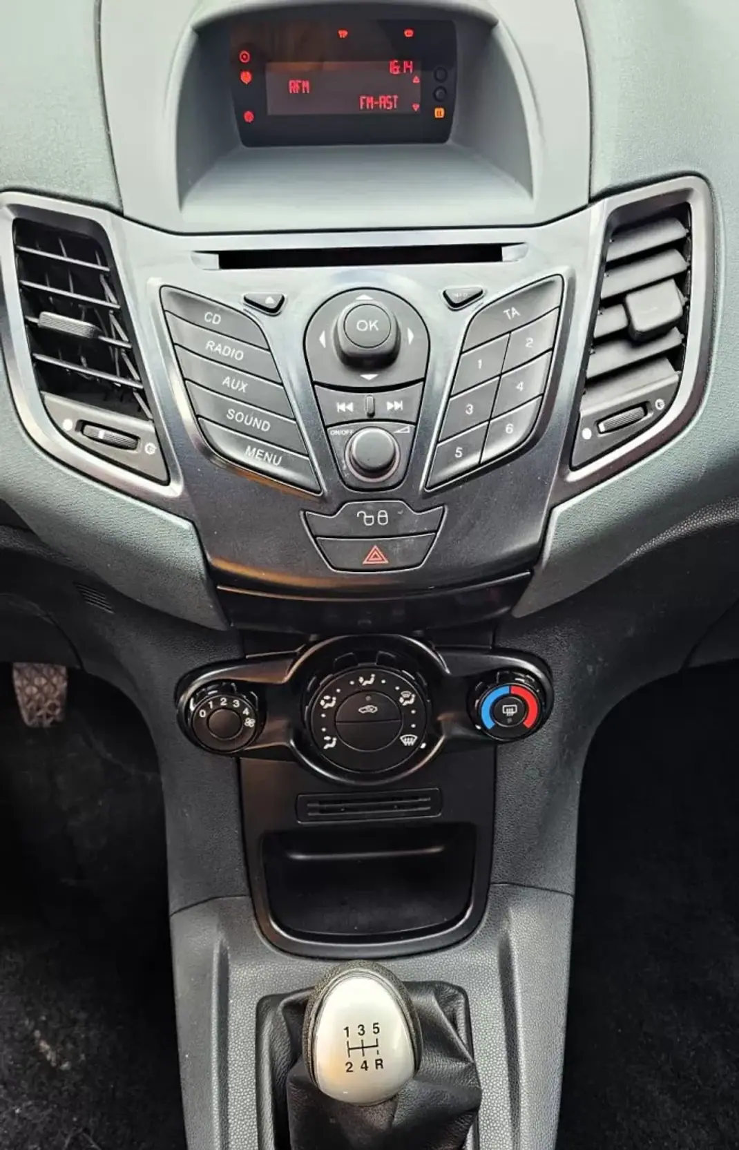 Ford Fiesta 2009 - 7500 EUR, 92000 km - AUTO.MOTO.pt - 92000km - foto 10 de 18