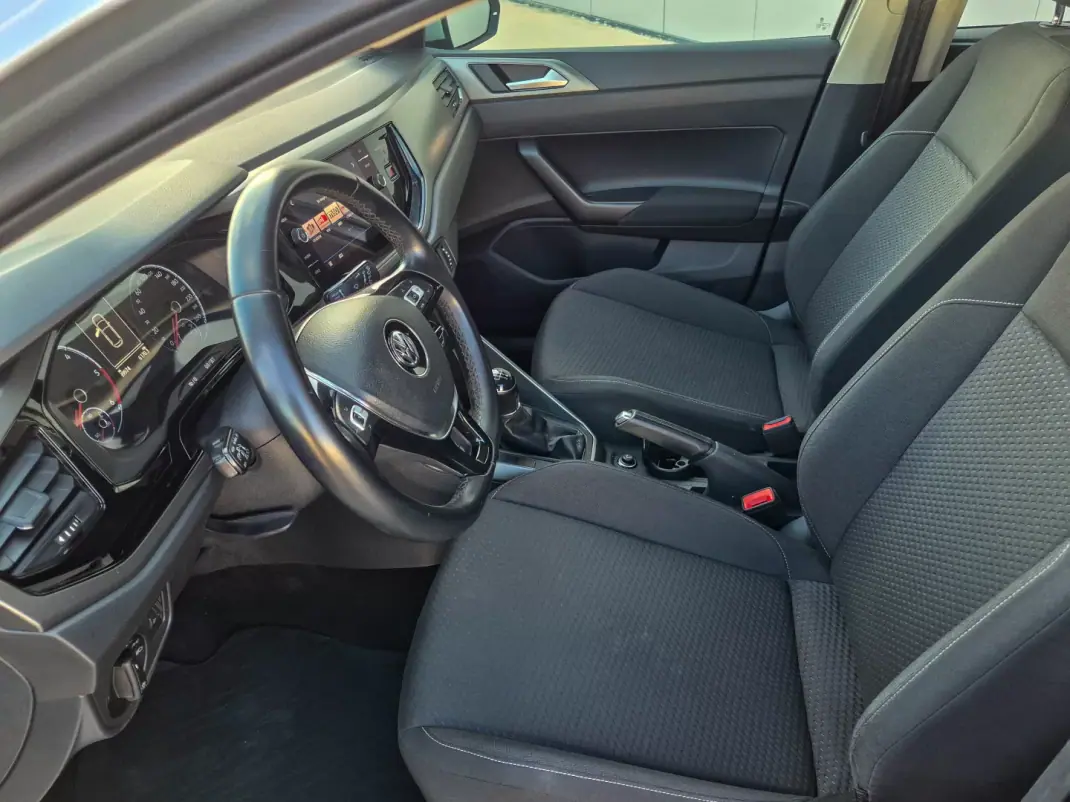 Volkswagen Polo 2018 - 12900 EUR, 99947 km - AUTO.MOTO.pt - 99947km - foto 8 de 11