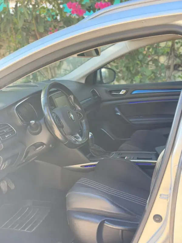 Renault Mégane 2018 - 16900 EUR, 102599 km - AUTO.MOTO.pt - 102599km - foto 9 de 12
