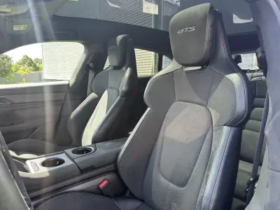 Porsche Taycan Sport Turismo 2025 - 130000 EUR, 19000 km - AUTO.MOTO.pt - 19000km - foto 29 de 78