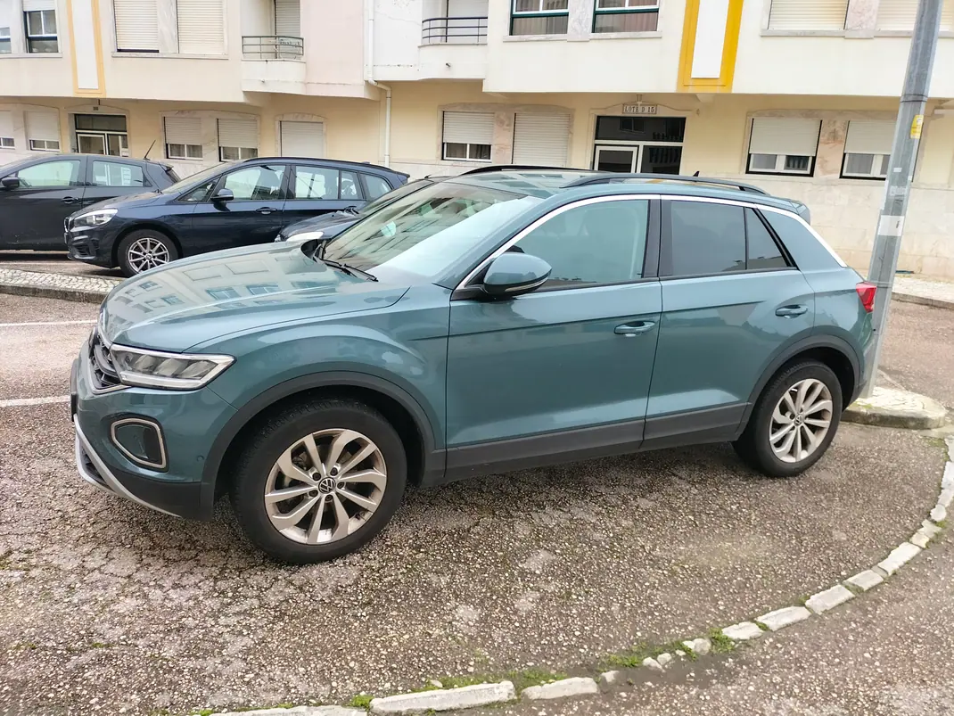 Volkswagen T-Roc 2023 - 23000 EUR, 36000 km - AUTO.MOTO.pt - 36000km - foto 4 de 8