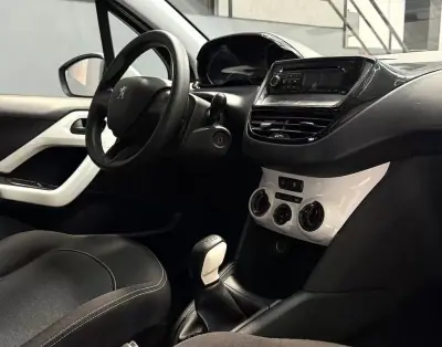 Peugeot 208 2018 - 7999 EUR, 171944 km - AUTO.MOTO.pt - 171944km - foto 15 de 18
